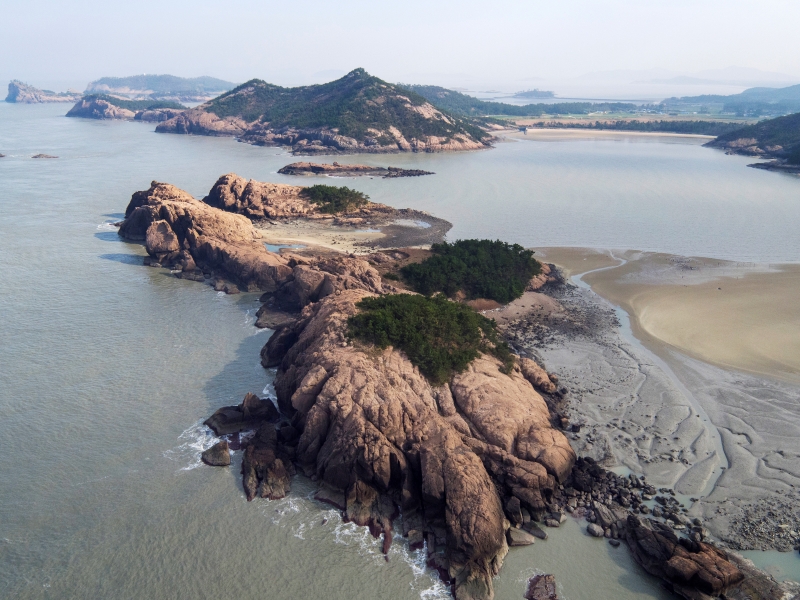 Panorama Pantai Gomak dan Pulau Naepojeondo yang terletak di Goseo-ro, Bigeum-myeon, Sinan. (Pemerintah Sinan-gun) 