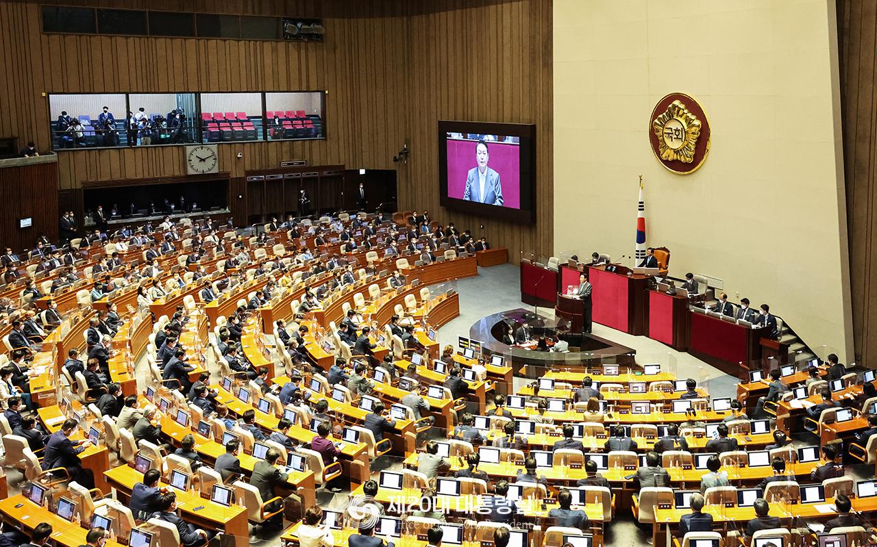 Dalam survei kepercayaan pemerintah yang dilakukan oleh Organisasi untuk Kerjasama Ekonomi dan Pembangunan (OECD), Korea menempati peringkat ke-7 dari 20 negara yang disurvei. Foto tersebut menunjukkan Presiden Yoon Suk Yeol memberikan pidato administrasi kota di aula pertemuan utama Majelis Nasional pada 16 Mei. (Kantor kepresidenan ke-20)