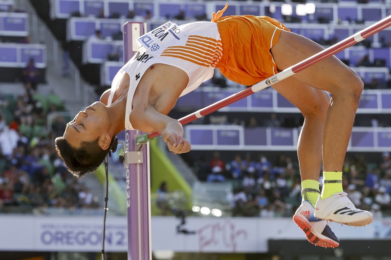 Woo Sang-hyeok dari Korea Selatan melompati mistar saat final lompat tinggi putra Kejuaraan Atletik Dunia 2022 di Lapangan Eugene Hayward di Oregon, AS pada tanggal 18 (waktu setempat). (Yonhap News)