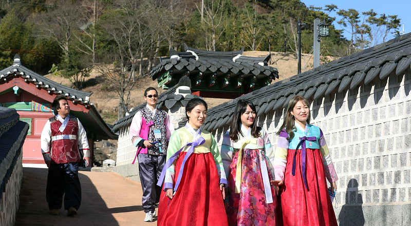 'Kehidupan dengan Hanbok', budaya mengenakan pakaian tradisional Korea, Hanbok, telah ditetapkan sebagai aset budaya tak berwujud nasional. Dalam foto tersebut, orang-orang yang mengenakan hanbok sedang berjalan di sekitar Kamp kontrol angkatan laut Samdo, yang terletak di Munhwa-dong, Tongyeong-si, Gyeongsangnam-do. (Korea.net DB)