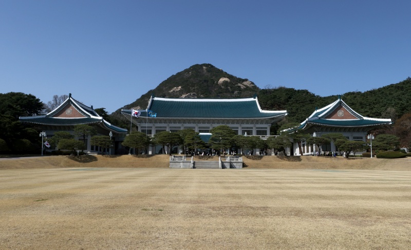 Cheong Wa Dae akan terlahir kembali sebagai kompleks budaya yang kompleks yang selaras dengan budaya, seni, alam, dan sejarah. Foto itu diambil pada bulan April di gedung utama Cheong Wa Dae. (Korea.net DB)