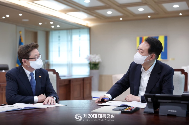 Presiden Yoon Suk Yeol menerima laporan dari Menteri Kebudayaan, Olahraga dan Pariwisata Park Bo gyoon di Kantor Kepresidenan di Yongsan, Seoul pada tanggal 21 pagi. (Facebook Resmi Kantor Kepresidenan ke-20)