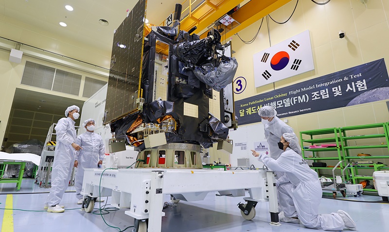 Pengorbit bulan pertama bangsa Danuri menjalani pemeriksaan akhir di Pusat Uji Integrasi Satelit Institut Penelitian Dirgantara Korea sebelum dipindahkan ke landasan peluncuran. (Institut Penelitian Dirgantara Korea)