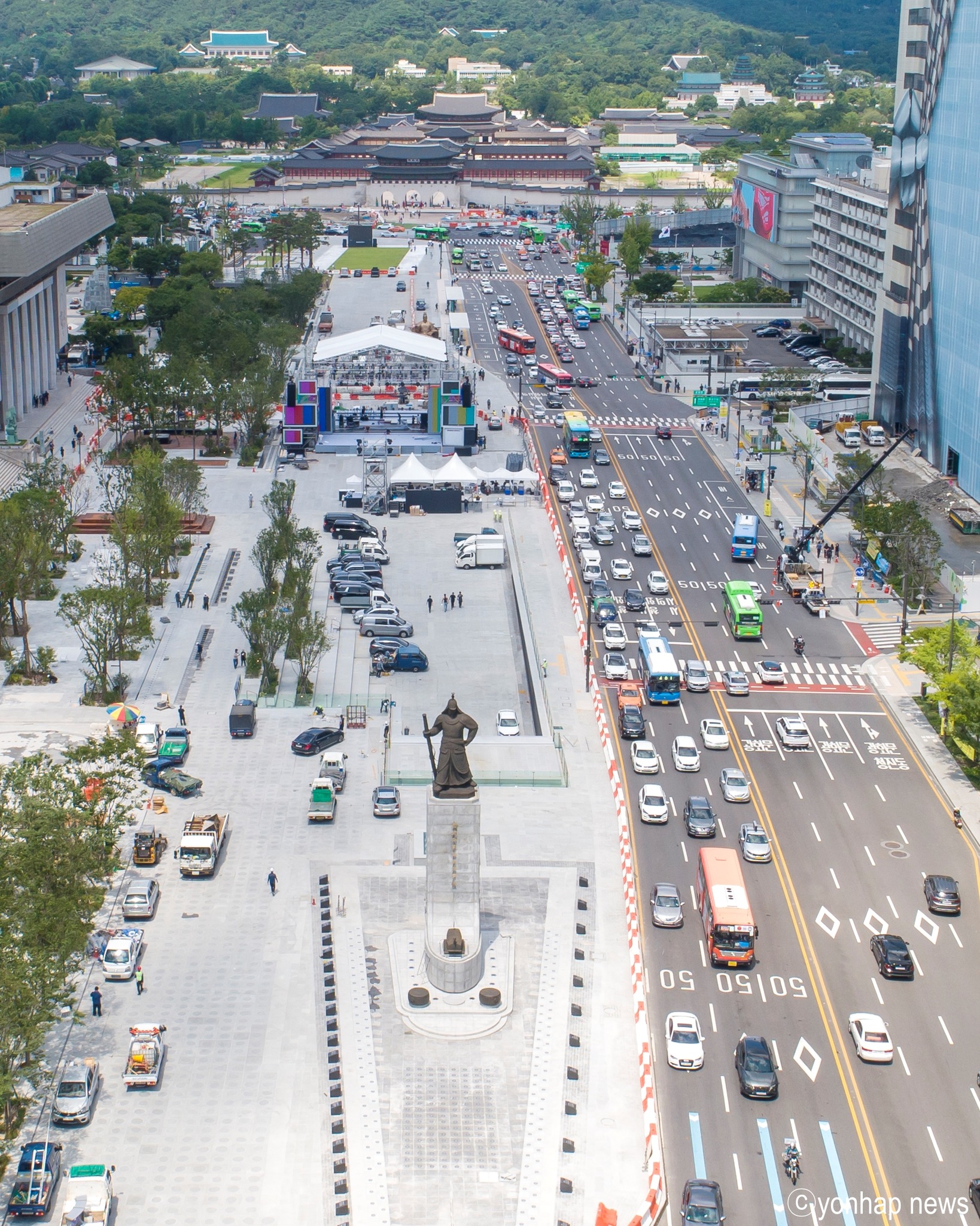 Gwanghwamun Square yang baru dibuka telah memperluas jalur pejalan kaki dan ruang hijau dan memiliki lebih banyak tempat untuk beristirahat. (Yonhap News)