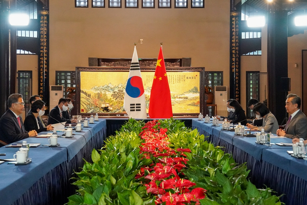 Dalam 30 tahun sejak terjalinnya hubungan diplomatik antara Korea Selatan dan Tiongkok, ekspor ke Tiongkok telah meningkat lebih dari 162 kali lipat. Foto tersebut menunjukkan Menteri Luar Negeri  Korea Selatan Park Jin (kiri) dan Penasihat Negara dan Menteri Luar Negeri Tiongkok Wang Yi (kanan) mengadakan pertemuan di Qingdao, Provinsi Shandong, Tiongkok pada tanggal 9 Agustus. (Kementerian Luar Negeri)