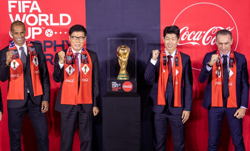 Trofi Piala Dunia FIFA, yang melakukan tur keliling dunia menjelang Piala Dunia 2022 di Qatar, yang akan dibuka pada bulan November, tiba di Korea pada tanggal 24 Agustus dan diresmikan di The Hyundai di Yeouido, Seoul sore ini. Dari kiri, duta global FIFA Rivaldo Rivaldo, mantan pelatih tim sepak bola nasional Korea Selatan Cha Beom-geun, mantan pelatih tim nasional Park Ji-seong, dan pelatih tim sepak bola nasional Paulo Bento menghadiri acara tersebut. (Yonhap News)