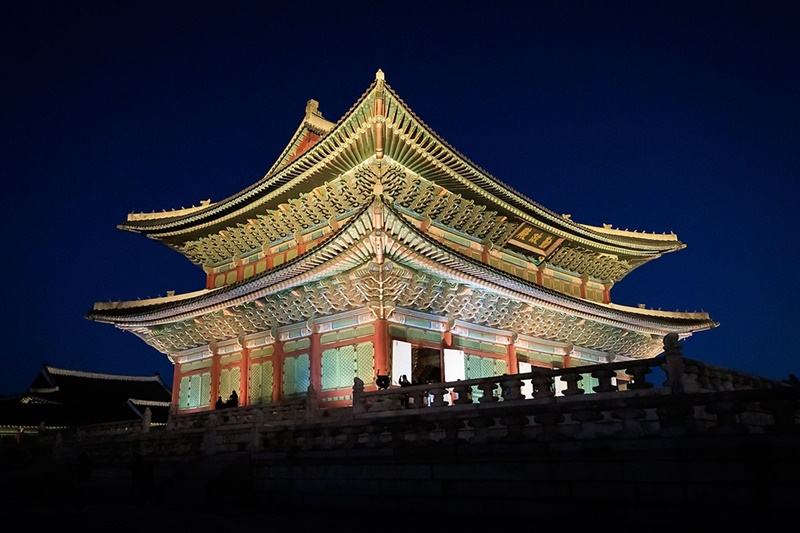 Kunjungan malam Istana Gyeongbokgung dibuka kembali pada tanggal 1 September 2022. Pengunjung dapat menikmati suasana malam musim gugur yang sunyi selama 52 hari hingga 6 November 2022. (Kementerian Kebudayaan, Olahraga, dan Pariwisata) 