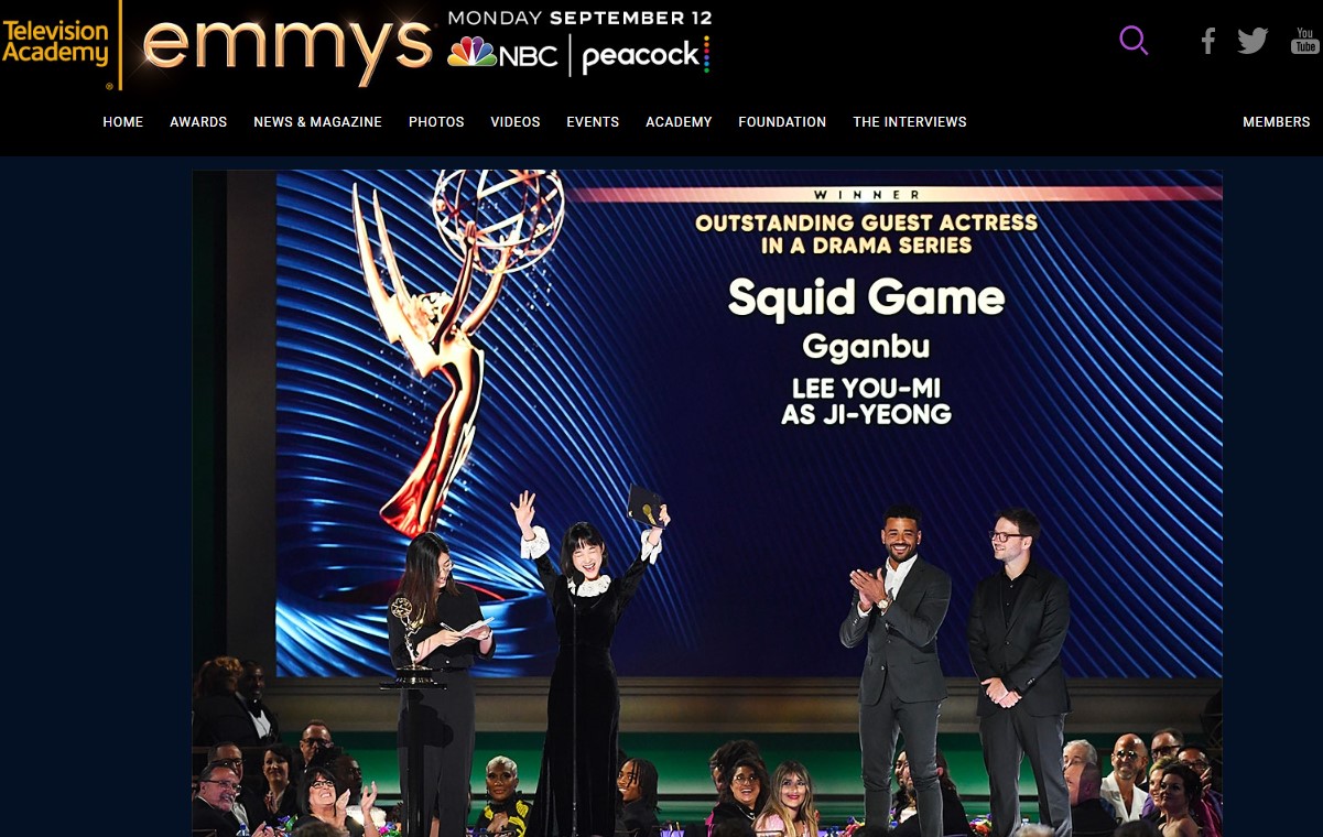 Pada tanggal 4 September (waktu setempat), aktris Lee Yoo-mi (kedua dari kiri) terlihat bahagia saay memegang trofi penghargaan Outstanding Guest Actress in A Drama Series pada penyelenggaraan Primetime Creative Arts Emmy Awards ke-17 di Microsoft Theater Los Angeles, California. Ia merupakan aktris Asia pertama yang mampu merebut piala. (Situs resmi Emmy)