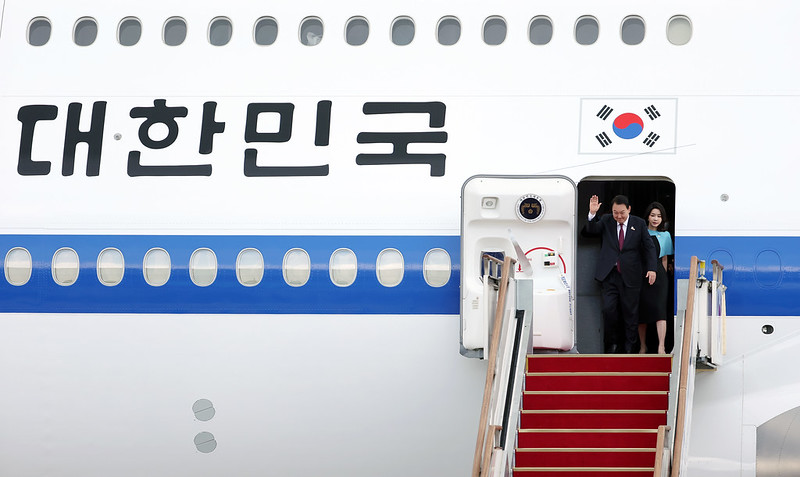 Presiden Yoon Suk Yeol akan melakukan kunjungan kenegaraan ke Inggris, Amerika Serikat, dan Kanada selama 7 hari mulai 18 September mendatang. Foto di atas menunjukkan Presiden Yoon dan Ibu Negara Kim Kun Hee yang baru saja tiba di Bandara Seoul, Kota Seongnam, pada tanggal 1 Juli lalu setelah menyelesaikan kunjungan kenegaraan selama 5 hari ke Madrid, Spanyol. (Koreanet) 