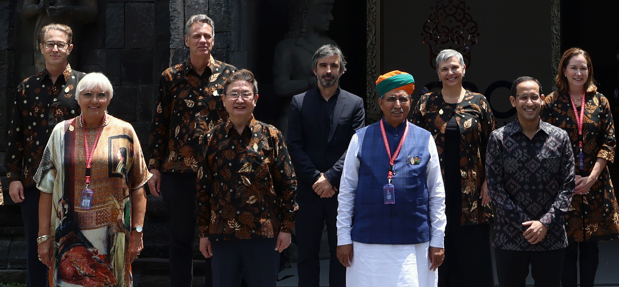 Menteri Kebudayaan, Olahraga, dan Pariwisata Park Bo Gyoon (kedua dari kiri di barisan depan) berpose untuk foto kenang-kenangan pada Pertemuan Menteri Kebudayaan G20 yang diadakan pada tanggal 13 September di Hotel Borobudur Plataran di Yogyakarta, Indonesia. 