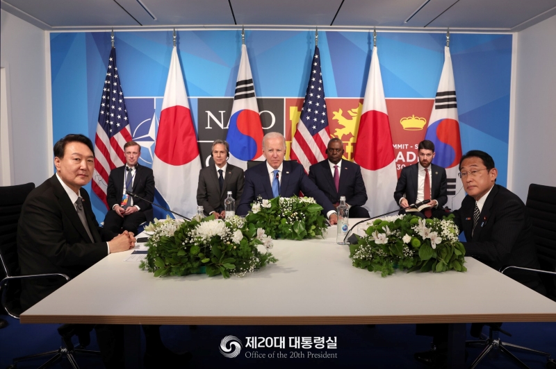 Presiden Yoon Suk Yeol akan menghadiri SMU PBB ke-77 yang akan diadakan 20-21 September (waktu setempat) di New York, Amerika Serikat. Ia akan melaksanakan KTT bersama dengan Presiden AS Joe Biden dan Perdana Menteri Jepang Fumio Kishida. Foto di atas menunjukkan Presiden Yoon (pertama dari kiri), Presiden Biden (tengah), dan Perdana Menteri Kishida (pertama dari kanan) saat mereka menghadiri KTT Korsel-AS-Jepang di IFEMA Madrid, Spanyol. KTT itu dilaksanakan dalam acara KTT NATO bulan Juni lalu. (Kantor Kepresidenan Ke-20) 