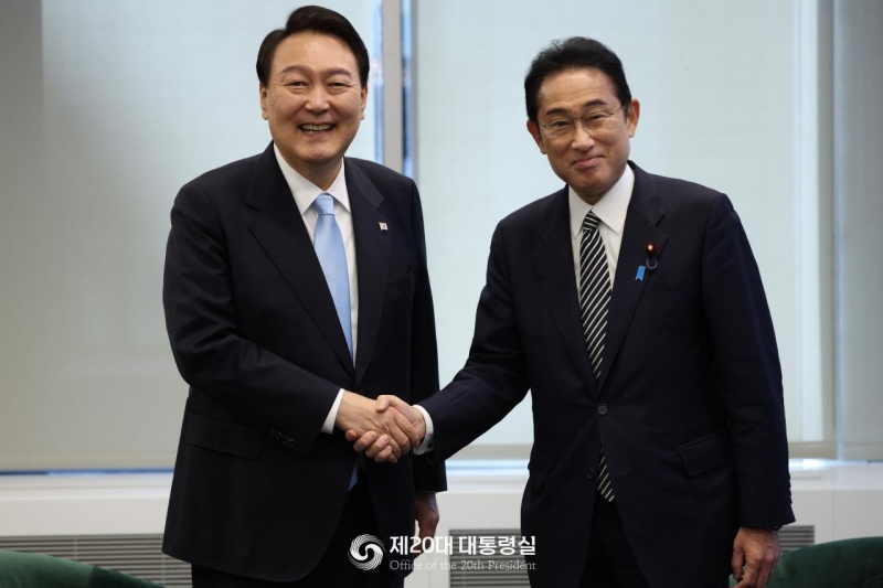 Presiden Yoon Suk Yeol dan Perdana Menteri Jepang Fumio Kishida (kanan) berjabat tangan sebelum memulai dialog pada 21 September (waktu setempat) di sebuah hotel konferensi yang berada di dekat lokasi Sidang Umum PBB, New York, AS. (Kantor Kepresidenan ke-20) 