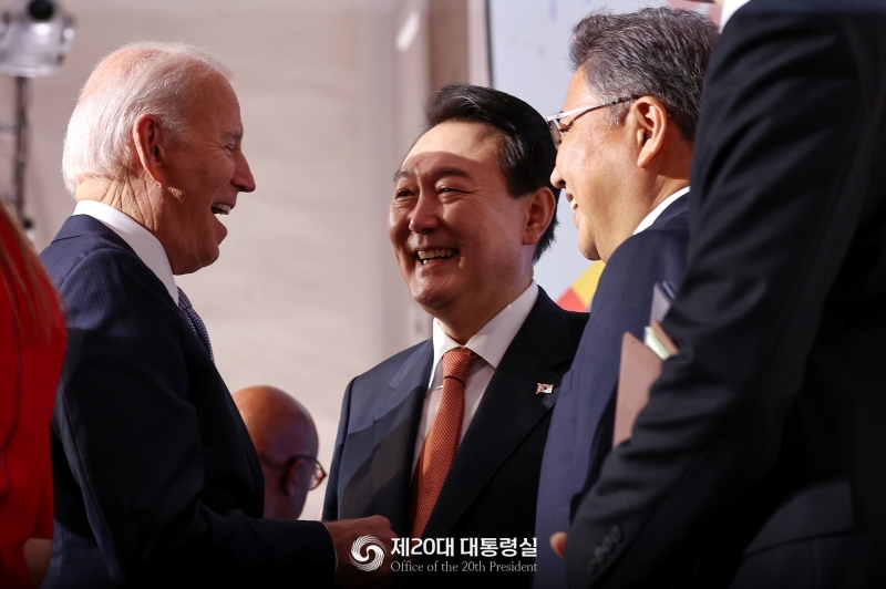 Presiden Yoon Suk Yeol (kedua dari kiri) terlihat sedang berbicara dengan Presiden Joe Biden setelah menghadiri Global Fund's Seventh Replenishment Conference pada tanggal 21 September (waktu setempat) di sebuah gedung di New York, AS. 