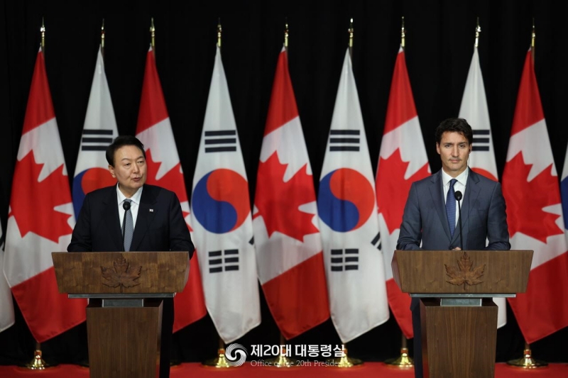  Presiden Yoon Suk Yeol (kiri) dan Perdana Menteri Kanada Justin Trudeau (kanan) sedang memberikan konferensi pers bersama setelah melakukan Konferensi Tingkat Tinggi Korea Selatan-Kanada pada 23 September (waktu setempat) di Ottawa, Kanada. 