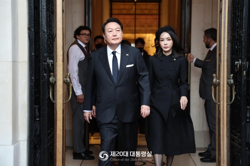 Presiden Yoon Suk Yeol dan Ibu Negara Kim Keon Hee meninggalkan penginapan untuk menghadiri Upacara Pemakaman Ratu Elizabeth II yang diadakan pada tanggal 19 September jam sebelas pagi (waktu setempat) di Westminster Abbey. Kantor kepresidenan melaporkan bahwa pemerintah Inggris telah mengucapkan terima kasih kepada Presiden Yoon karena telah hadir pada pemakaman kerajaan. 