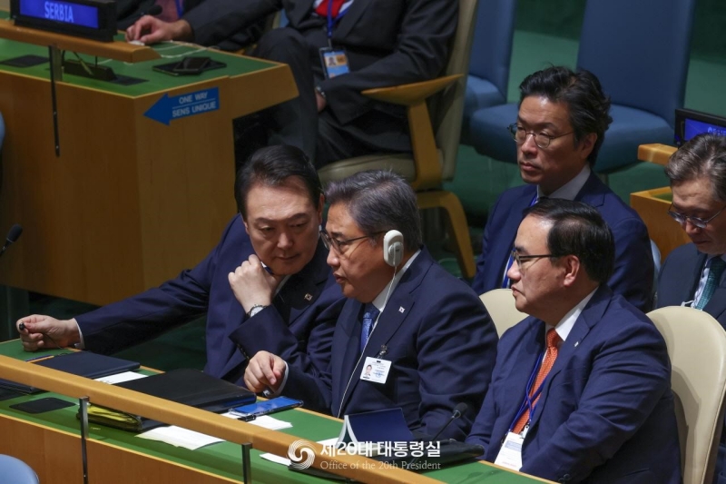 Presiden Yoon Suk Yeol (kiri) terlihat sedang berbicara dengan Menteri Luar Negeri Park Jin (tengah) pada tanggal 20 September pagi (waktu setempat) di Markas PBB, New York, AS. Presiden Yoon merupakan pembicara kesepuluh di antara negara peserta SMU PBB yang naik ke podium. Presiden Yoon mengajak masyarakat internasional untuk bahu membahu mewujudkan kebebasan dan perdamaian agar bisa melawan berbagai ancaman hak asasi manusia, seperti senjata nuklir. 