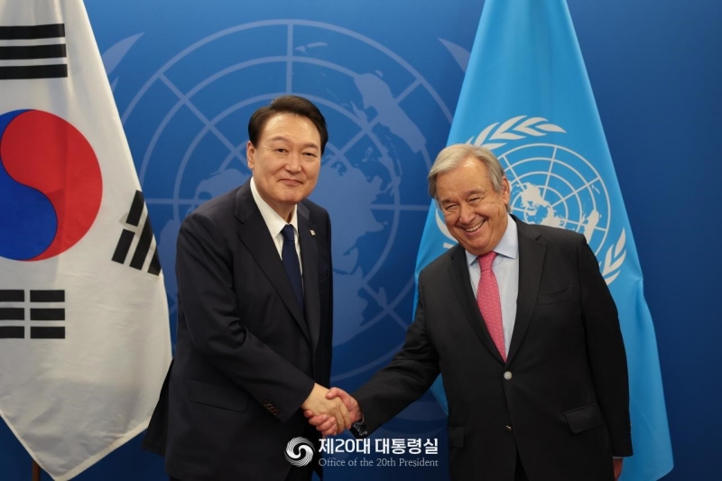 Presiden Yoon Suk Yeol (kiri) terlihat sedang berjabat tangan dengan Sekretaris Jenderal PBB Antonio Guterres sebelum berdialog pada 20 September (waktu setempat) di markas besar PBB, New York. Presiden Yoon mengucapkan terima kasih kepada Antonio yang mendukung denuklirisasi Korut. Antonio menjawab Saya hanya menjawab dengan lebih pasti dengan mewakili Dewan Keamanan PBB karena hal ini merupakan ancaman bagi kebebasan dan perdamaian dunia. 