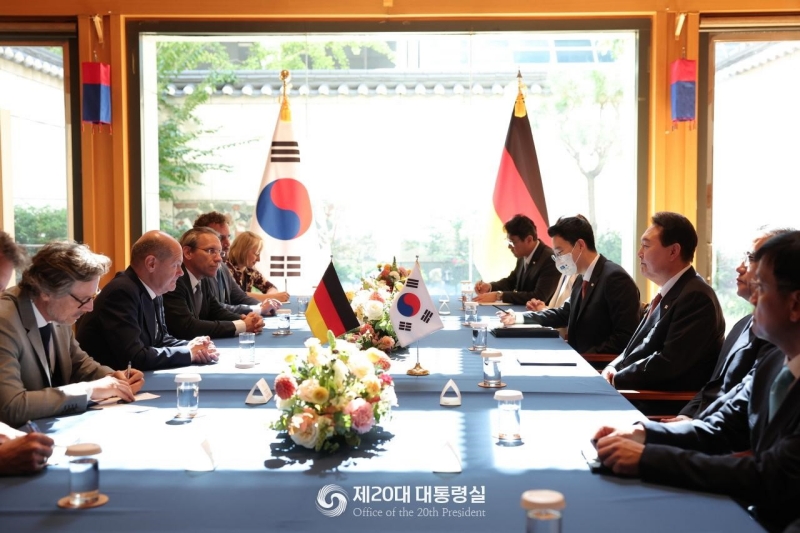 Presiden Yoon Suk Yeol (ketiga dari kanan) mengadakan konferensi tingkat tinggi dengan Perdana Menteri Jerman Olaf Scholz pada 21 September (waktu setempat) di Kantor Perwakilan Korea Selatan, PBB, New York. KTT ini semakin menekankan hubungan kedua negara sebagai negara sahabat yang memiliki nilai-nilai yang sama. Selain itu, KTT ini juga mendorong lebih banyak lagi pertukaran untuk merayakan 140 tahun hubungan diplomasi antara Korea dan Jerman. Kedua pemimpin negara juga berjanji untuk terus bekerja sama untuk perdamaian Semenanjung Korea. 