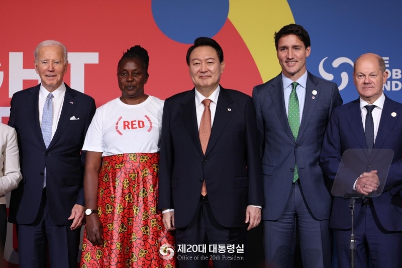 Presiden Yoon terlihat berfoto bersama dengan para peserta Global Funds Seventh Replenishment Conference pada tanggal 21 September (waktu setempat) di sebuah gedung di New York, AS. Dari kiri ke kanan: Presiden AS Joe Biden, duta RED (Yayasan Amal untuk Penderita AIDS) Connie Mundenda, Presiden Yoon Suk Yeol, Perdana Menteri Kanada Justin Trudeau, Perdana Menteri Jerman Olaf Scholz. Pada hari itu, Presien Yoon menulis pesan di dalam Facebook resminya Pemerintah Korea Selatan berjanji untuk memberikan kembali 100 juta dolar kepada Global Fund. Kami berharap kerja sama aktif dari dewan pemerintahan Korea Selatan. 