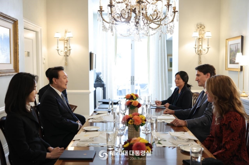 Presiden Yoon Suk Yeol dan Ibu Negara Kim Keon Hee (pertama dari kiri) hadir dalam perjamuan negara yang diadakan oleh PM Kanada (kedua dari kanan) dan istrinya pada tanggal 22 September (waktu setempat) di Wisma Negara, Ottawa, Kanada. Perjamuan itu berlangsung selama 50 menit dan Presiden Yoon mengundang PM Justin Trudeau untuk datang berkunjung ke Korsel untuk merayakan 60 tahun hubungan diplomatik antara Korea Selatan dan Kanada tahun depan. Setelah perjamuan, kedua pemimpin mengadakan KTT Korsel-Kanada lalu melakukan konferensi pers bersama. Di sana mereka menekankan mengenai pentingnya hubungan antara kedua negara yang lebih komprehensif dan berdampingan. 