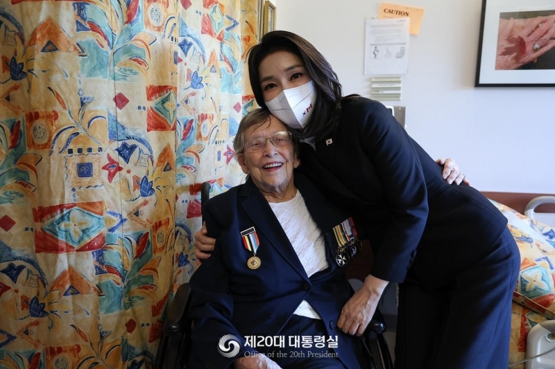  Ibu Negara Kim Keon Hee terlihat berfoto pada tanggal 23 September (waktu setempat) dengan memeluk Jesse Chenevert, seorang veteran perang Korea. Jesse datang ke Korea sebagai seorang perawat dan saat ini sedang tinggal di Rumah Sakit khusus Lansia Veteran Perang di Ottawa, Kanada. Kim menyatakan, Saya datang ke sini untuk mengucapkan terima kasih setelah mendengar kisah Jesse yang telah berjuang keras demi kebebasan Korea Selatan. Saya berharap beliau bisa terus sehat lalu datang kembali ke Korea Selatan dan melihat langsung bagaimana Korea telah berubah selama ini. Jesse lalu mengucapkan terima kasih kepada Kim. 