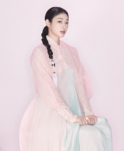 Pertunjukan Busana Hanbok, Gelombang Hanbok akan diadakan di Pusat Kebudayaan Korea di Inggris pada tanggal 27 September. Foto tersebut menunjukkan Kim Yuna, ratu skating yang berpartisipasi dalam pengembangan desain, mengenakan hanbok yang diperkenalkan di peragaan busana. (Kementerian Kebudayaan, Olahraga, dan Pariwisata)