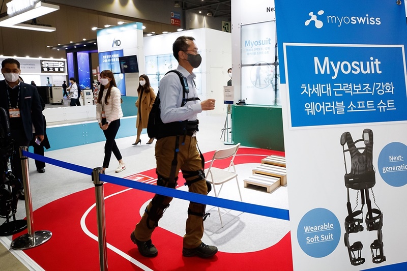 Daya saing digital Korea Selatan berada di peringkat kedelapan dari 63 negara. Foto di atas menunjukkan seorang pengunjung sedang mencoba wearable robot yang dikenakan seperti pakaian pada acara 2021 RoboWorld, festival robot terbesar di Korea yang diadakan tahun lalu. (Kementerian Kebudayaan, Olahraga, dan Pariwisata)