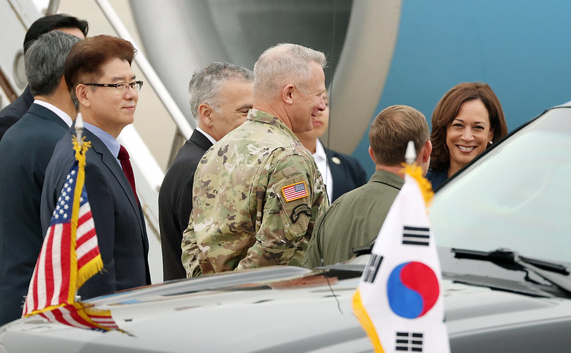 Para pejabat Korsel menyambut kedatangan Wapres Kamala Harris (kanan) pada 29 September di pangkalan militer Osan, Kota Pyeongtaek, Provinsi Gyeonggi. (Jeon Han) 