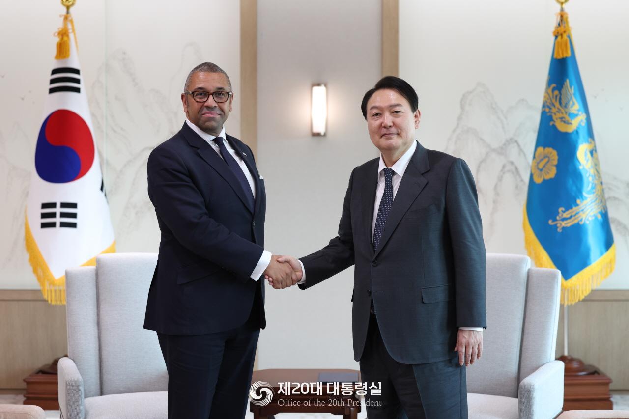 Presiden Yoon Suk Yeol (kanan) berjabat tangan dan bertemu dengan Menteri Luar Negeri Inggris James Cleverly (kiri) pada tanggal 28 September di Kantor Kepresidenan Yongsan, Seoul. (Kantor Kepresidenan ke-20) 