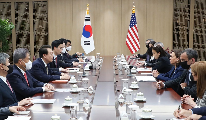 Presiden Yoon Suk Yeol (ketiga dari kiri) bertemu dengan Wapres Kamala Haris (ketiga dari kanan) pada tanggal 29 September di Kantor Kepresidenan Yongsan, Seoul. (Yonhap News) 