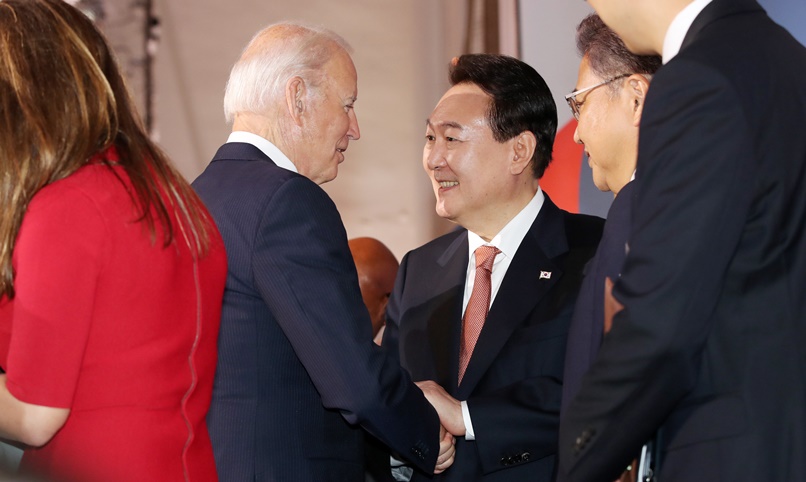 Presiden Yoon Suk Yeol dan Presiden AS Joe Biden melakukan percakapan setelah Pertemuan Komitmen Keuangan Dana Global ketujuh yang diadakan di sebuah gedung di New York, AS pada tanggal 21 (waktu setempat). (Yonhap News)