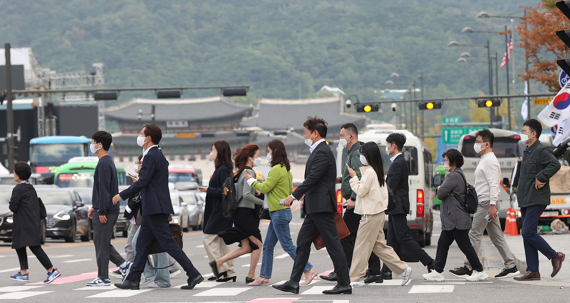 Dalam World Economic Outlook (WEO) yang dirilis oleh Dana Moneter Internasional (IMF) pada tanggal 11 Oktober (waktu setempat), perkiraan pertumbuhan ekonomi Korea untuk tahun ini adalah 2,6%. Foto tersebut menunjukkan orang-orang pergi bekerja di Persimpangan Gwanghwamun di Seoul pada pagi hari tanggal 5 Oktober.