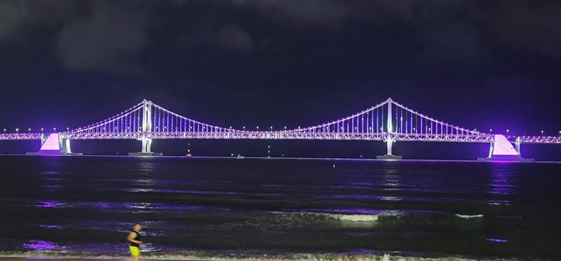 Jembatan Gwangan dengan gemerlap warna ungu menjelang Konser BTS di Busan yang digelar untuk mendukung bidding Busan Expo 2030. (Pemerintah Kota Busan) 