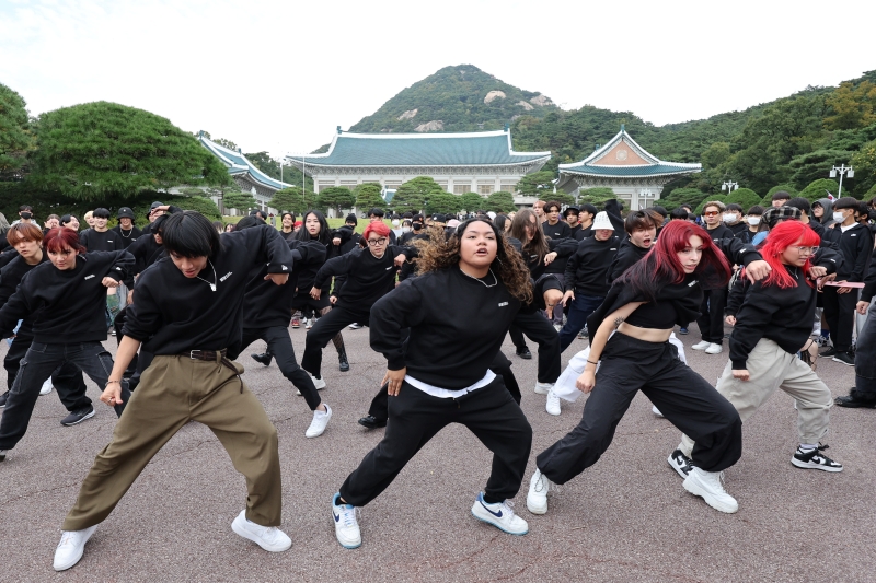 Pemenang 2020 K-pop Cover Dance Festival dari seluruh dunia melakukan flash mob di depan Cheong Wa Dae di Jongno-gu, Seoul pada tanggal 14 Oktober.