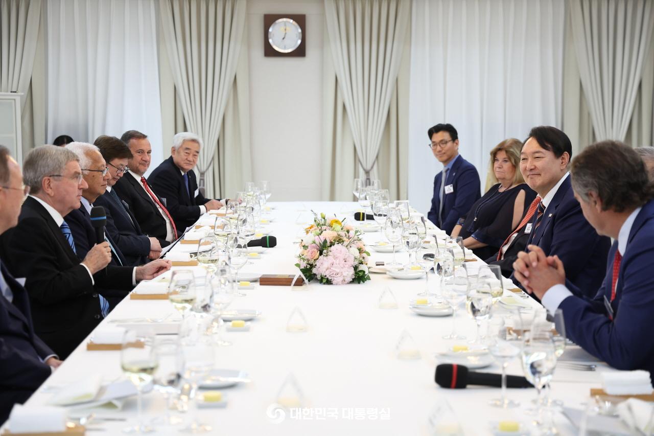 Presiden Yoon Suk Yeol (kedua dari kanan) memberikan jamuan makan malam kepada para petinggi olahraga internasional di Kantor Kepresiden Yongsan 17 Oktober lalu. Ketua Komite Olimpiade Internasional (IOC) Thomas Bach (kedua dari kiri) juga hadir dalam jamuan tersebut. 