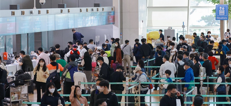 Foto menunjukkan Terminal 1 Bandara Internasional Incheon yang penuh sesak dengan pelancong pada tanggal 7 Oktober. (Yonhap News) 