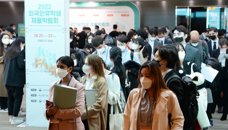 KOTRA menyelenggarakan bursa kerja khusus bagi mahasiswa internasional yang berada di Korsel. Bursa kerja ini diadakan pada tanggal 21-22 Oktober di COEX, Gangnam-gu, Seoul. Foto di atas menunjukkan para mahasiswa internasional yang memenuhi bursa kerja. 