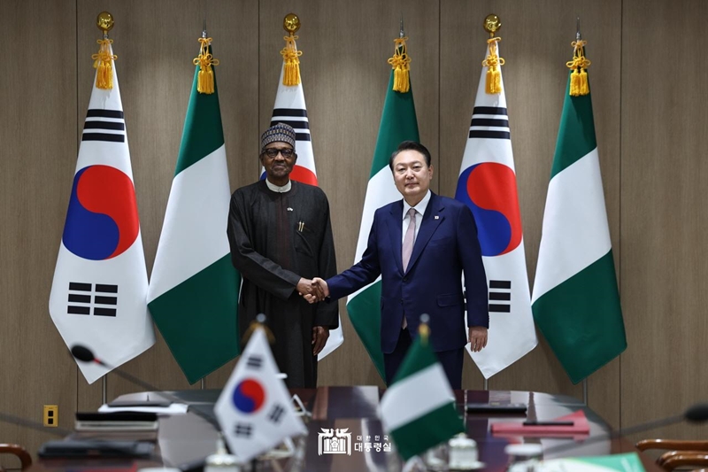 Presiden Yoon Suk Yeol (kanan) berjabat tangan dengan Presiden Nigeria Muhammadu Buhari pada tanggal 26 Oktober di Kantor Kepresidenan Republik Korea, Yongsan, Seoul. (Kantor Kepresidenan Republik Korea)