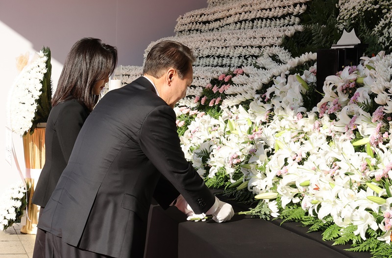 Presiden Yoon Suk Yeol dan Ibu Negara Kim Keon-hee mengunjungi Altar Penghormatan Korban Insiden Itaewon di Seoul Plaza. Presiden dan Ibu Negara menyampaikan ungkapan belasungkawanya di altar tersebut pada 31 Oktober. (Yonhap News) 