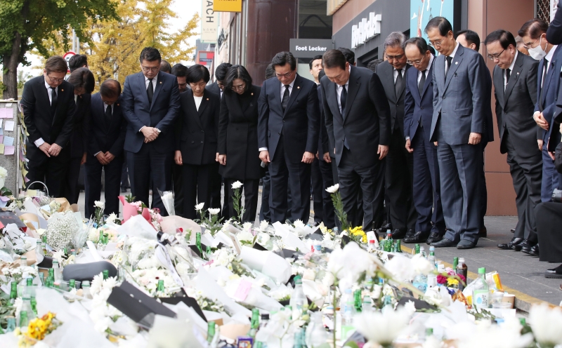 Presiden Yoon Suk Yeol dan Perdana Menteri Han Duck-soo beserta jajaran kabinet pemerintahan mengunjungi tempat penghormatan korban Insiden Itaewon, meletakkan bunga, lalu mengheningkan cipta untuk para korban tewas. Foto di atas diambil pada tanggal 1 November di depan Pintu Keluar Nomor 1 Stasiun Itaewon, Yongsan-gu, Seoul. 