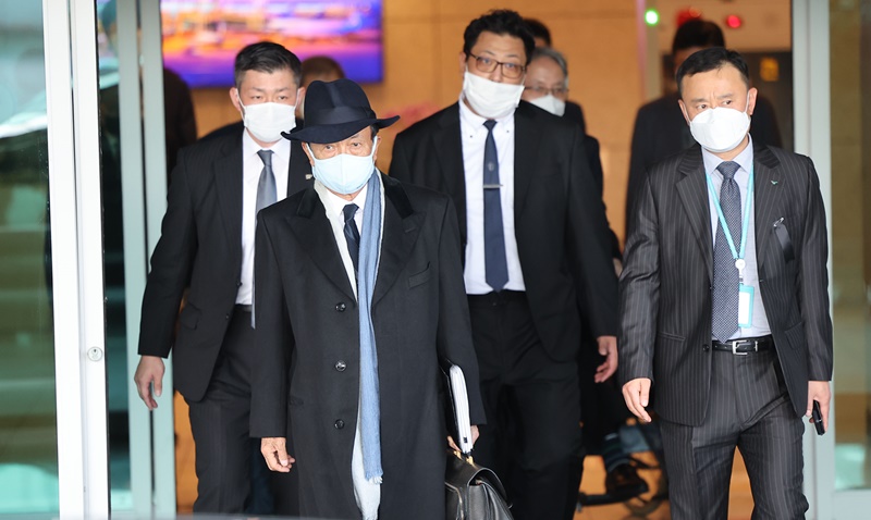 Mantan PM Jepang, Taro Aso, tiba di Korsel pada tanggal 2 November melalui Terminal 1 Bandara Internasional Incheon. (Yonhap News)