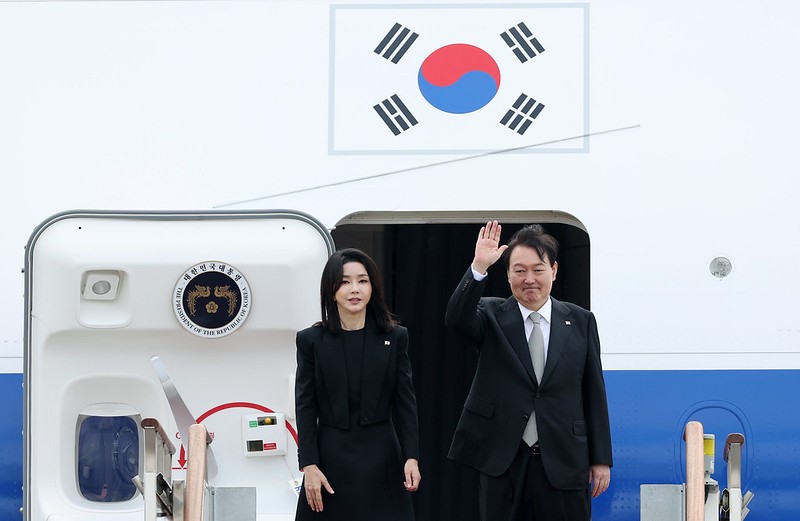 Presiden Yoon Suk Yeol akan berkunjung ke Phnom Penh, Kamboja dan Bali, Indonesia pada tanggal 11-16 November untuk menghadiri KTT ASEAN dan G20. Foto di atas menunjukkan Presiden Yoon dan Ibu Negara Kim Keon Hee di Bandara Seoul sebelum berangkat untuk kunjungan kenegaraan ke Inggris, Amerika Serikat, dan Kanada pada tanggal 18 September lalu. (Korea.net)