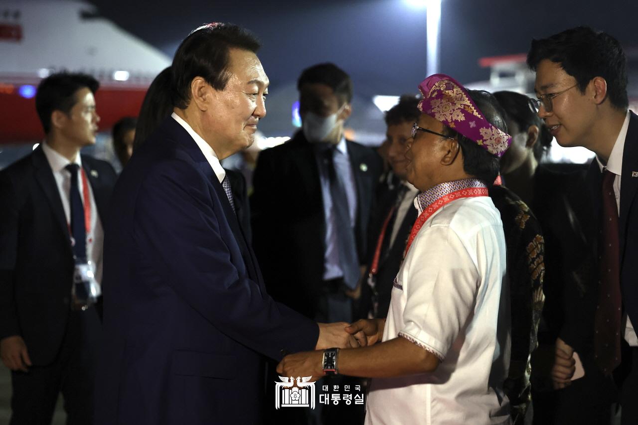 Setelah menyelesaikan kunjungannya ke Asia Tenggara, Presiden Yoon Suk Yeol memberikan salam perpisahan dengan Gubernur Bali, I Wayan Koster sebelum menaiki pesawat kenegaraan di Bandara Ngurah Rai Bali pada tanggal 15 November. style=