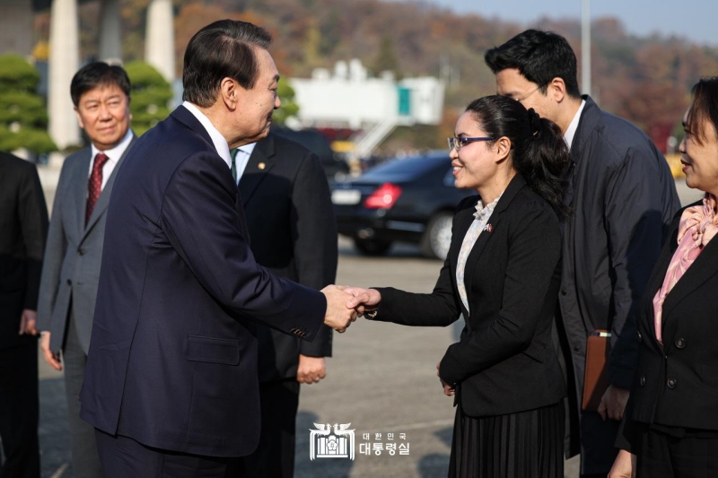 Presiden Yoon (kedua dari kiri) bersalaman dan mengucapkan salam sebelum naik ke pesawat menuju Kamboja. Presiden Yoon berangkat pada tanggal 11 November pagi dari Bandara Seoul, Kota Seongnam, Provinsi Gyeonggi. Presiden Yoon menggunakan pesawat kenegaraan untuk mengunjungi Asia Tenggara pada tanggal 11-16 November.