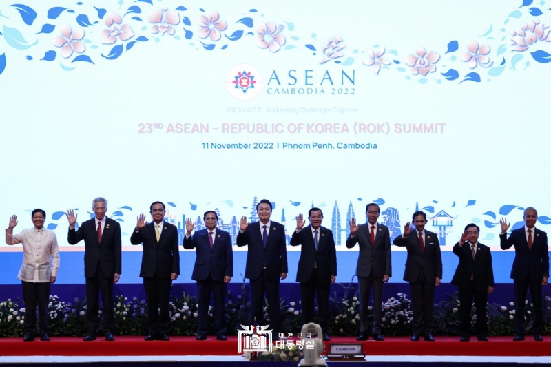 Presiden Yoon (kelima dari kiri) sedang berfoto bersama para pemimpin negara lain pada KTT Korsel-ASEAN ke-23 yang diselenggarakan pada tanggal 11 November di Hotel Sokha, Phnom Penh, Kamboja. Pada konferensi pers bersama, Presiden Yoon mengungkapkan pentingnya perencanaan strategis Indo-Pasifik yang baru. ASEAN merupakan salah satu partner kerja sama paling penting dalam hubungan strategis antara Korea dengan Indo-Pasifik, jelas Presiden Yoon.