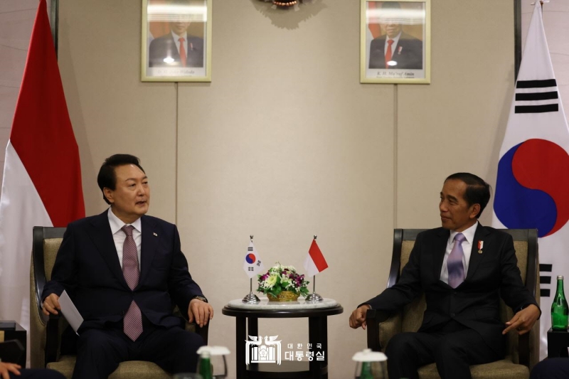 Presiden Yoon (kiri) sedang berdialog dengan Presiden Joko Widodo (kanan) pada tanggal 14 November. Presiden Yoon hadir di Bali untuk menghadiri KTT G20. Kedua pemimpin menghadiri Korea-Indonesia Business Roundtable dan menilai bahwa hubungan kerja sama bilateral sedang berjalan dengan sangat aktif setelah KTT Korsel-Indonesia yang diselenggarakan di Seoul pada akhir Juli lalu. Korsel dan Indonesia bekerja sama dalam berbagai bidang seperti pertahanan nasional, infrastruktur, dan teknologi termutakhir (mobil listrik dan baterai).