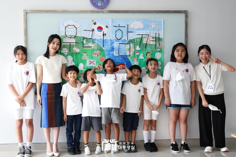 Ibu Kim (kedua dari kiri) berfoto bersama para siswa Sekolah Korea di Bali pada tanggal 14 November. Ibu Kim bertemu dengan para pejabat Sekolah Korea dan menuampaikan, Saya pikir sekolah ini menjadi kunci kebudayaan Korea di Bali. Semoga Anda semua bisa mendorong anak-anak ini agar bisa tumbuh dengan tidak melupakan akar mereka sebagai orang Korea dan menjaga ke-Korea-an mereka. Gereja Korea membangun Sekolah Korea di Bali pada tahun 2000 untuk mengajarkan bahasa dan kebudayaan Korea kepada anak-anak setempat dan keturunan Korea.