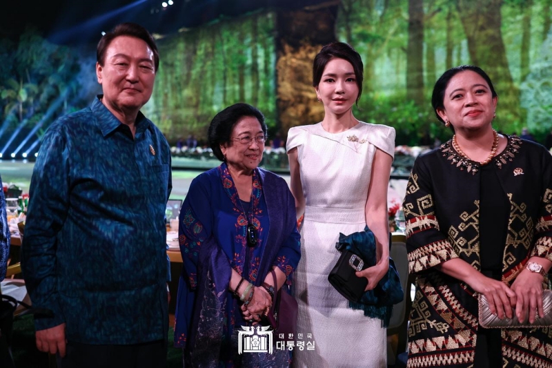 Presiden Yoon dan Ibu Kim (kedua dari kanan) hadir dalam upacara penyambutan negara anggota G20 yang digelar pada tanggal 15 November di Taman Budaya Garuda Wisnu Kencana Bali. Keduanya terlihat berfoto bersama mantan Presiden Megawati Soekarnoputri (kedua dari kiri). Ini adalah jadwal terakhir Presiden Yoon sebelum kembali ke Korsel.