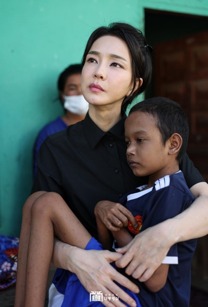 Ibu Negara Kim Keon-hee mendampingi Presiden Yoon yang sedang berkunjung ke Asia Tenggara. Ibu Kim terlihat mengunjungi lalu menggendong seorang anak laki-laki yang memiliki penyakit jantung bawaan pada tanggal 12 November di Phnom Penh, Kamboja. Pasti ada harapan. Saya harap Anda semua tidak menyerah dalam situasi apa pun, kata Ibu Kim menyemangati keluarga sang anak.