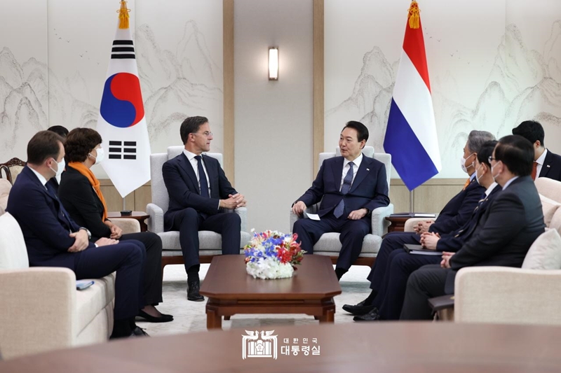 Presiden Yoon Suk Yeol sedang berdialog dengan PM Belanda, Mark Rutte pada tanggal 17 November di Kantor Kepresidenan Yongdan, Seoul. (Kantor Kepresidenan) 